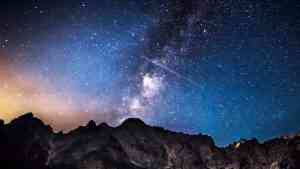 spadające gwiazdy na ciemnoniebieskim niebie widoczne zza gór przedstawiają zjawiska astronomiczne w Polsce