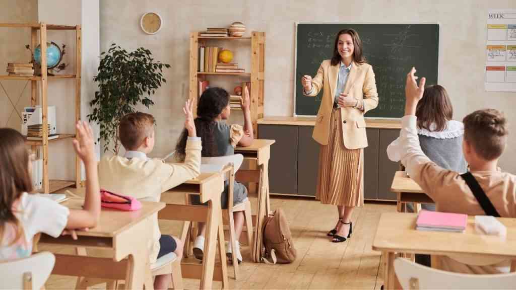 nauczycielka prowadzi lekcję w klasie kilkoro uczniów