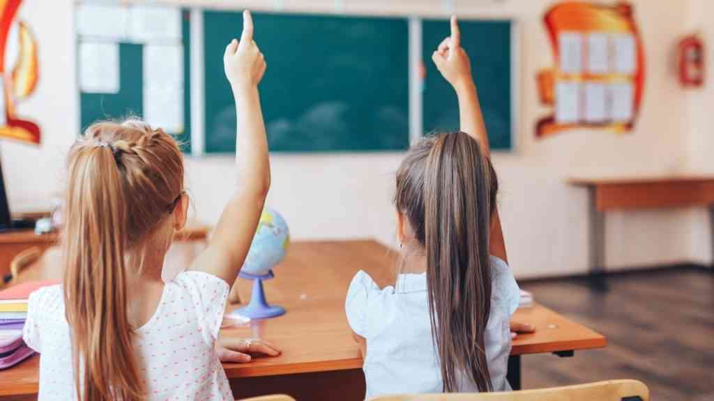 dwie dziewczynki zgłaszają się do odpowiedzi