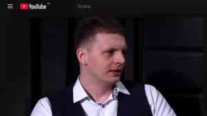 Wojciech Kozioł, analityk bezpieczeństwa Defence24, podczas wywiadu w Dobrym Podcaście Holistic na platformie YouTube. Ekspert omawia stan polskiej obrony cywilnej i zaznacza, gdzie szukać odpowiedzi na pytanie, gdzie jest schron w najbliższej okolicy.