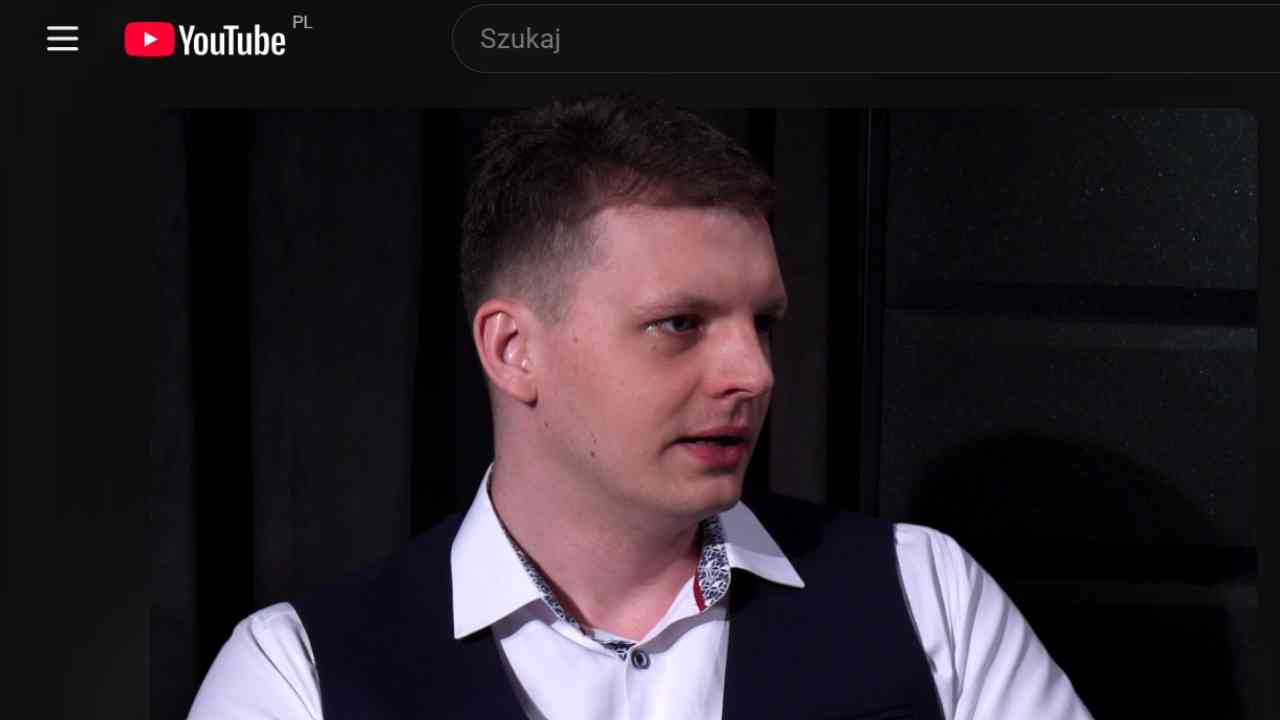 Wojciech Kozioł, analityk bezpieczeństwa Defence24, podczas wywiadu w Dobrym Podcaście Holistic na platformie YouTube. Ekspert omawia stan polskiej obrony cywilnej i zaznacza, gdzie szukać odpowiedzi na pytanie, gdzie jest schron w najbliższej okolicy.