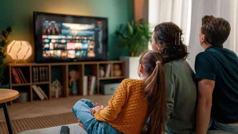 trzy osoby siedzą i oglądają TV, Ilustracja obrazuje częste oglądanie TV.