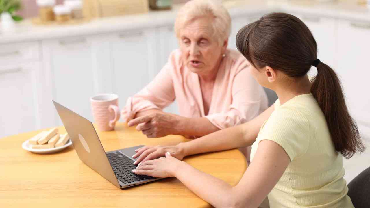 dwie kobiety siedzą przed laptopem co pokazuje samotność wśród seniorów