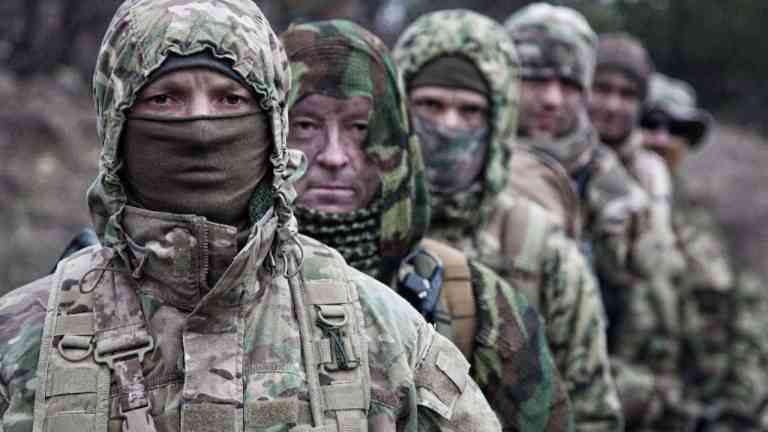 żołnierze stoją w rzędzie, co przedstawia alegorię wojny Rosji z Ukrainą