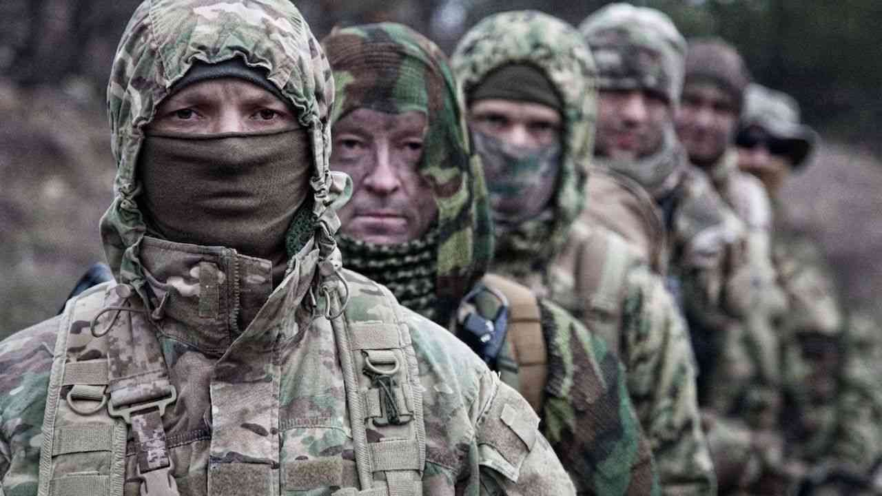 żołnierze stoją w rzędzie, co przedstawia alegorię wojny Rosji z Ukrainą