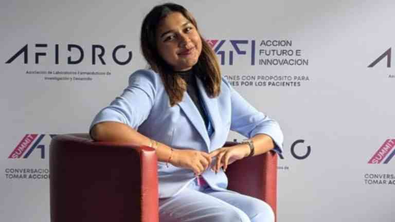 Gitanjali Rao siedzi na fotelu a w tle biała ścianka z napisami