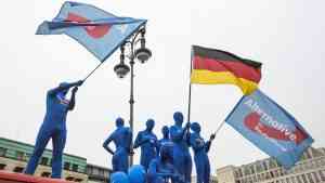Zwolennicy AfD z flagami partii i Niemiec podczas demonstracji; zdjęcie ilustruje rosnące poparcie dla AfD i debatę o AfD w Niemczech.
