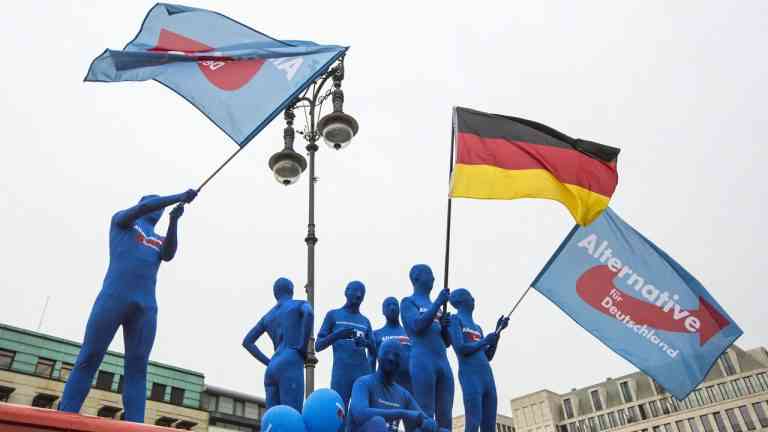 Zwolennicy AfD z flagami partii i Niemiec podczas demonstracji; zdjęcie ilustruje rosnące poparcie dla AfD i debatę o AfD w Niemczech.