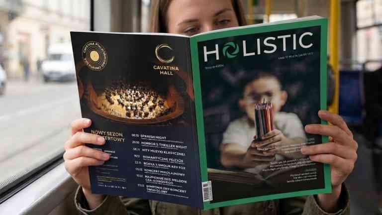 Kobieta czyta nowy numer Holistic News nabyty w przedsprzedaży w księgarni internetowej