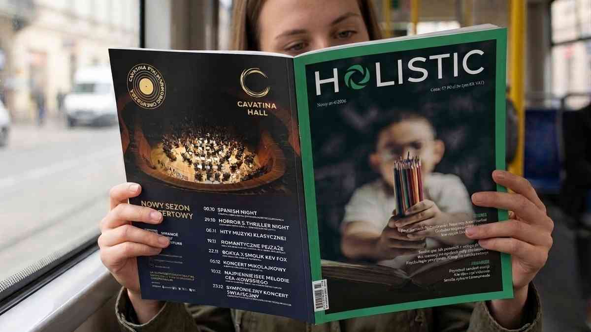 Kobieta czyta nowy numer Holistic News nabyty w przedsprzedaży w księgarni internetowej