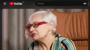 Maria Berlińska w czerwonych oprawkach okularów podczas wywiadu na YouTube. Rozmowa porusza takie kwestie jak: Maria Berlińska dzieci, empatia, akceptacja oraz wychowanie w rodzinnym domu dziecka.