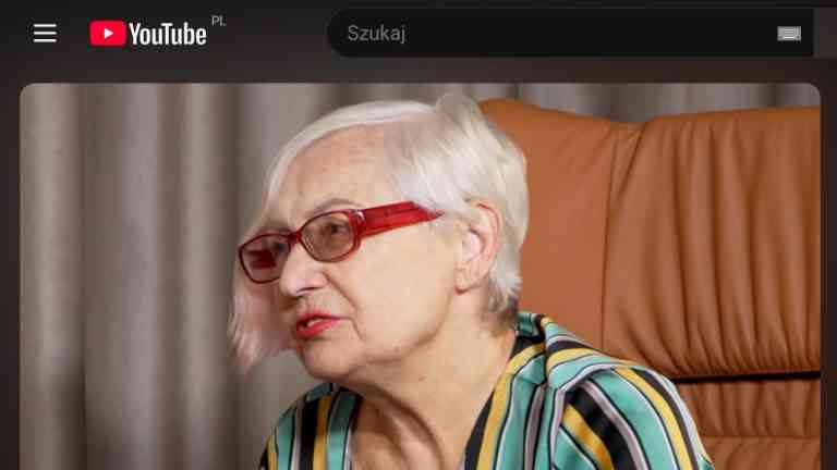 Maria Berlińska w czerwonych oprawkach okularów podczas wywiadu na YouTube. Rozmowa porusza takie kwestie jak: Maria Berlińska dzieci, empatia, akceptacja oraz wychowanie w rodzinnym domu dziecka.
