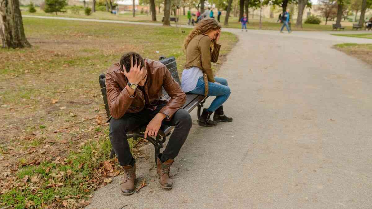 Para siedzi obok siebie, ale milczenie w związku dzieli ją emocjonalnie