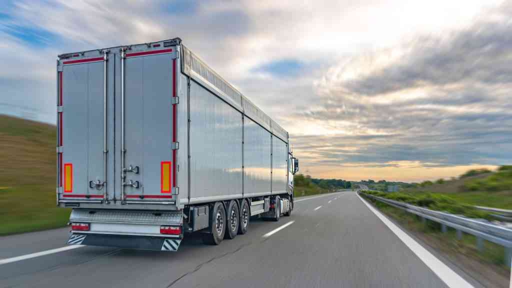 ciężarówka jedzie po autostradzie 
