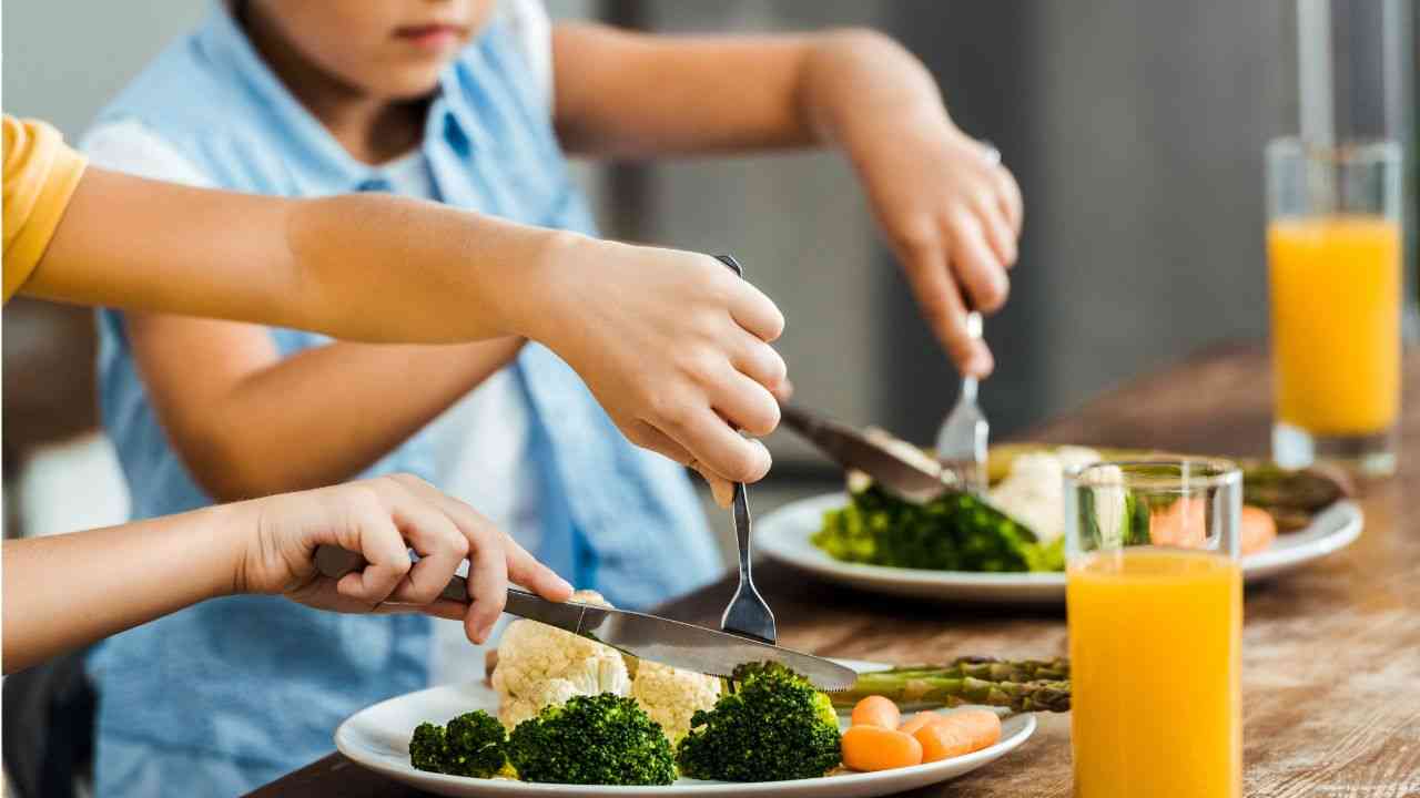 dziecko je zdrowy posiłek w szkole szklanka soku i na talerzu zdrowe jedzenie
