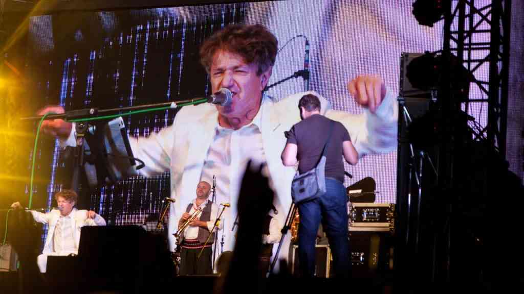 Goran Bregović na koncercie. Biografia Gorana Bregovicia obejmuje Bijelo Dugme, Jugosławię, współpracę z Kayah i międzynarodową karierę.