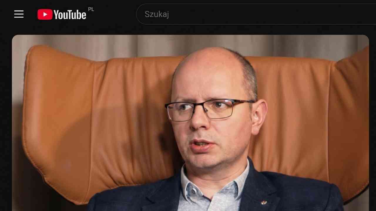 Błażej Kmieciak w czasie wywiadu na kanale YT Holistic News o zagrożeniu jakie niesie terapia prowadzona przez specjalistę bez ukończonej psychologii