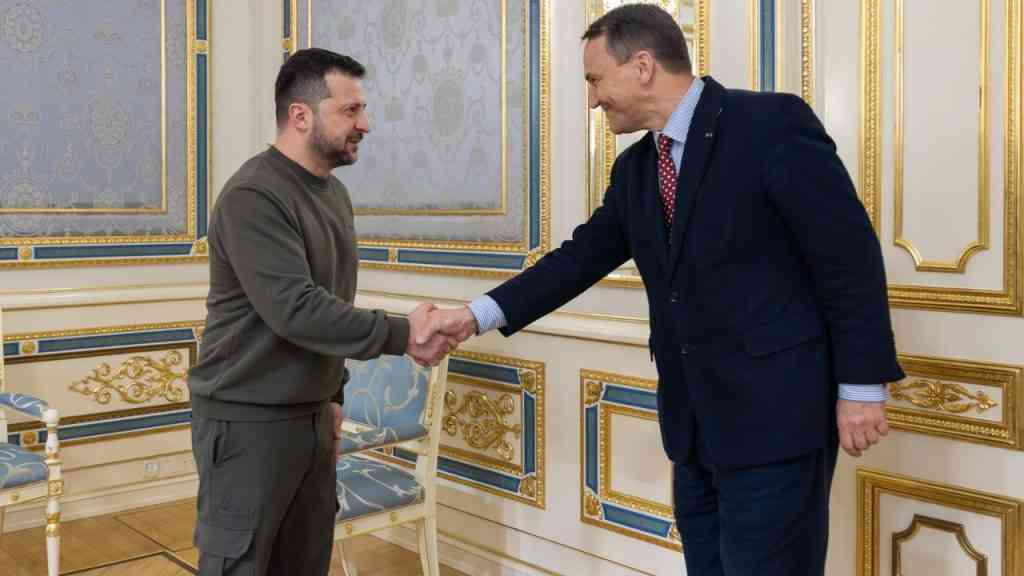 Radosław Sikorski wita się z Wołodymyrem Zełenskim